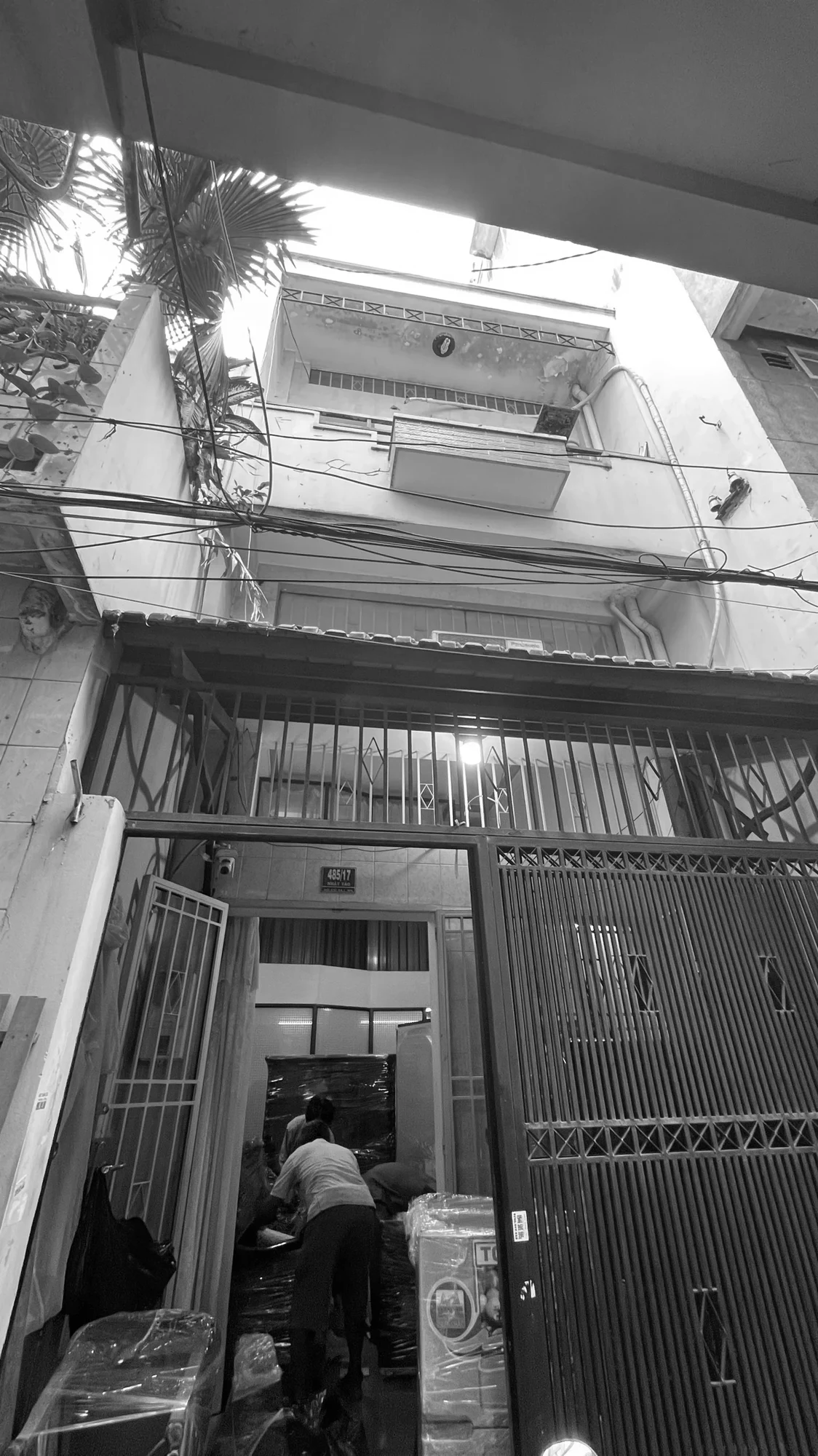 Lối vào và mặt đứng hiện trạng.